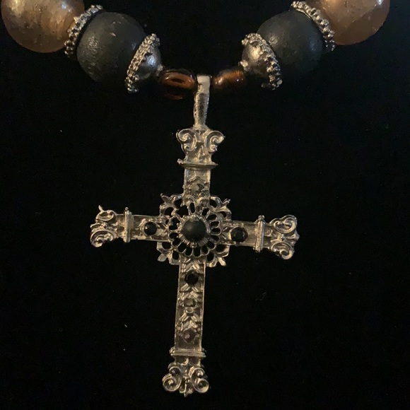 - VNTG LARGE Wood/Glass beads and Large Cross Necklace - Picture 2 of 6